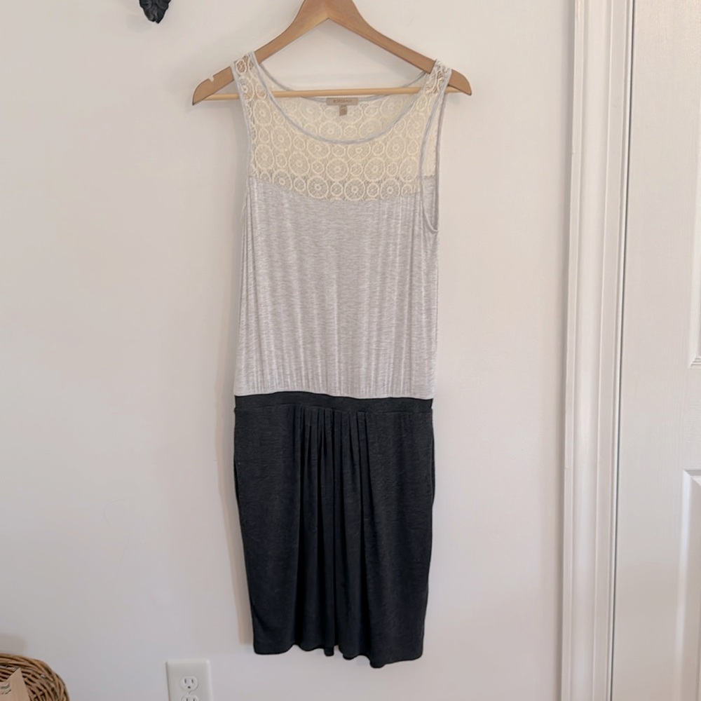 Bordeaux jersey dress with pockets.